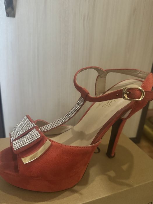 Продам босоножки