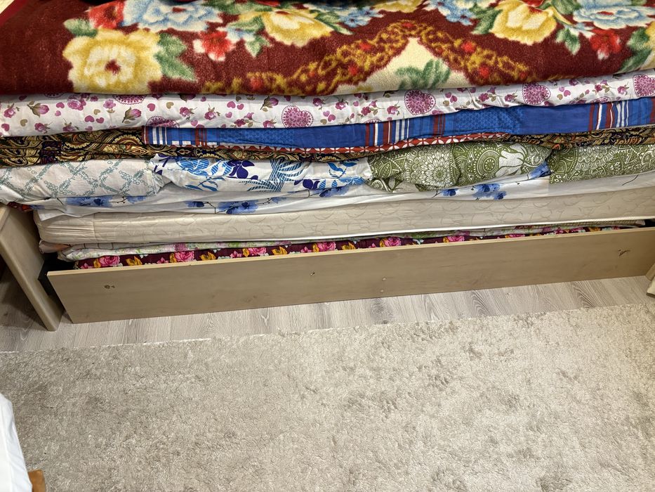 Парта и кровать десткая