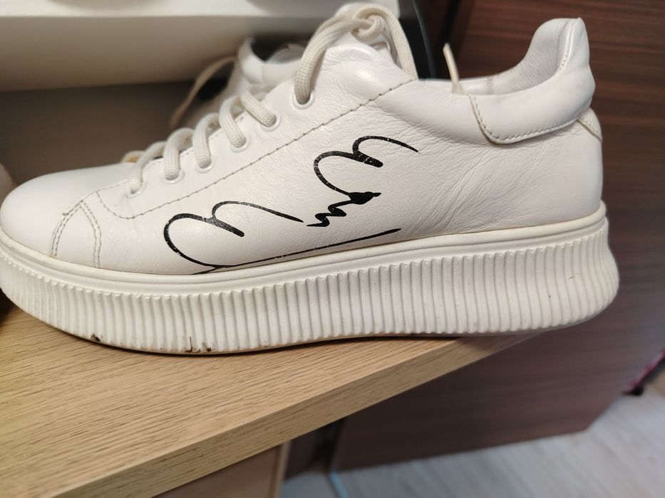 Сникъри от естествена кожа, номер 38, в добро състояние. Единствен нем