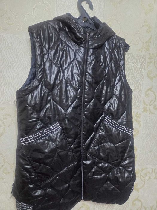 продам безрукавку женскую
