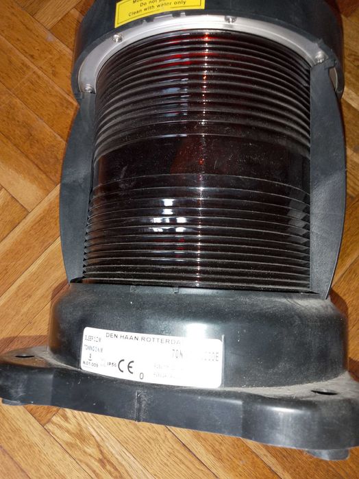 Червен фенер за декорация