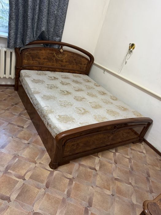 Продам двуспальную кровать с матрасом