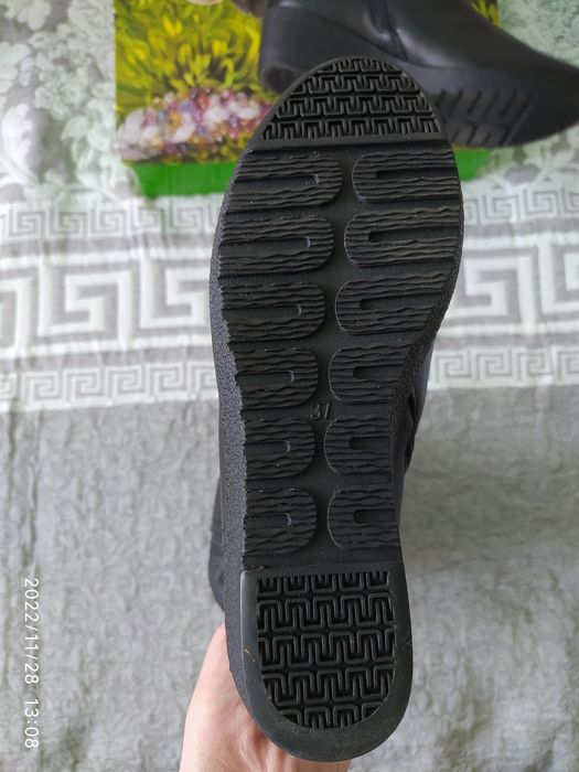 Продаются новые женские сапоги