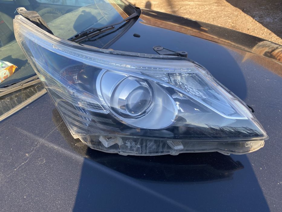 Десен фар Toyota Avensis T27/фейс/LED дневна .