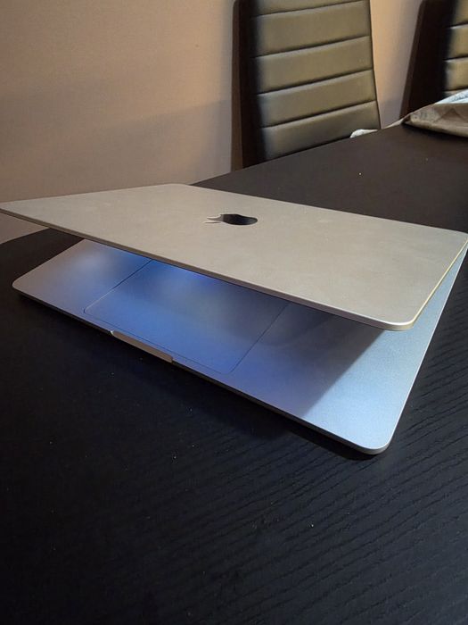 Macbook AIR  8GB RAM /512GB SSD
