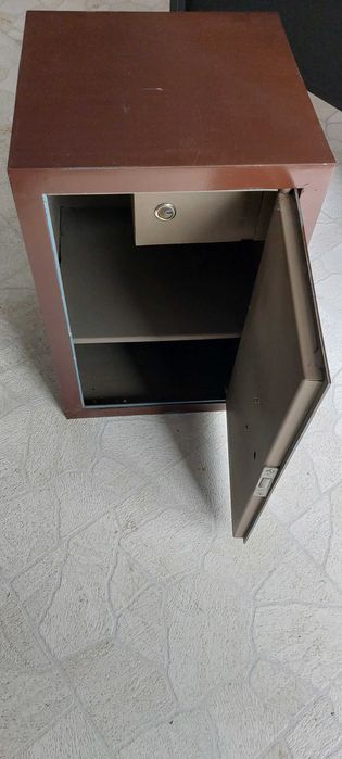 Продавам метална каса, сейф
