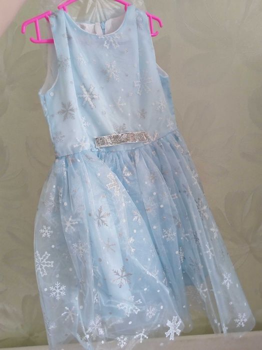 Продам  три детских платья на 4-5-6лет
