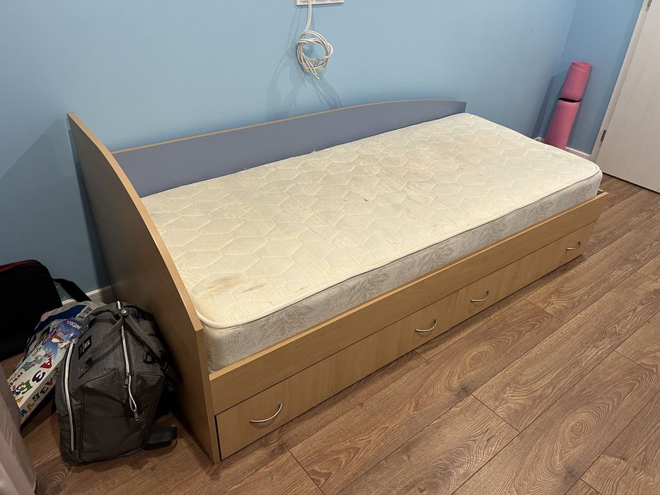 Легло с чекмеджета