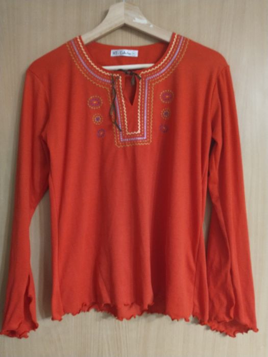 Bluza rosie cu motive tradiționale