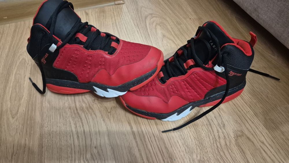 Баскетболни маратонки 37ми номер. Много са запазени, почти нови!