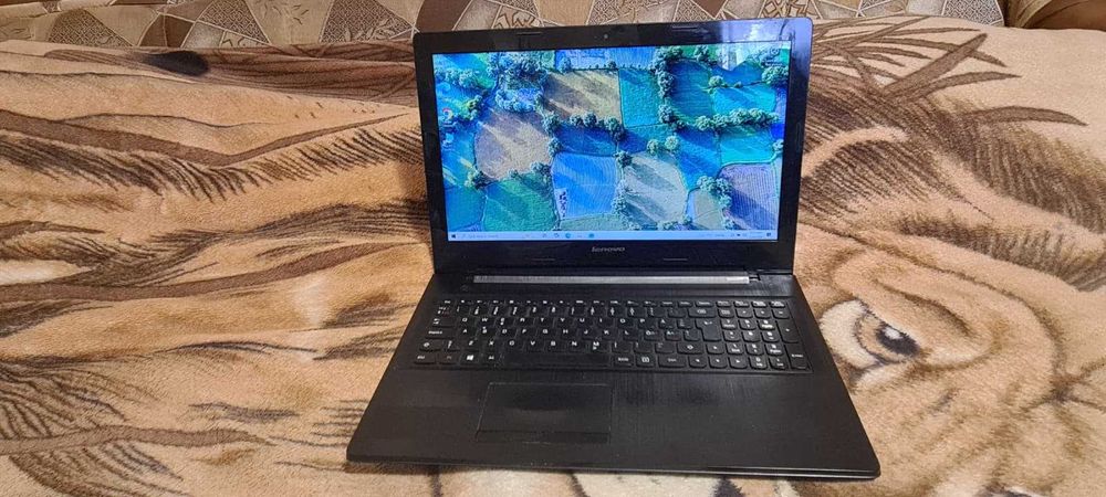 Laptop Lenovo cu procesor AMD A8-7100,8 Gb RAM si HDD de 500 Gb
