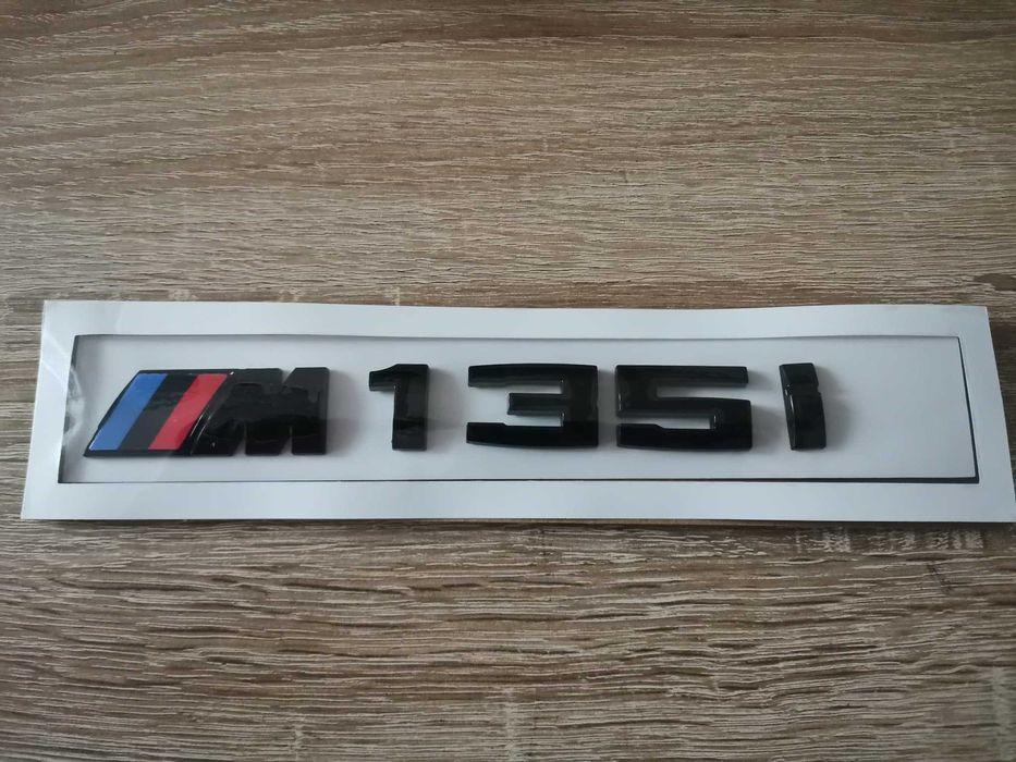 BMW M135i черна емблема малък размер