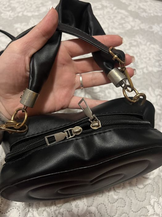 Дамска чанта с две дръжки и със забележка!