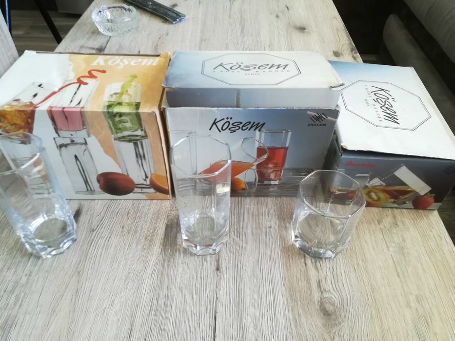 Комплект стъклени чаши и декорации за дома