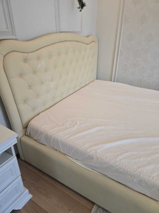 Pat tapitat 160x200 cu lada depozitare si mecanism rabatabil