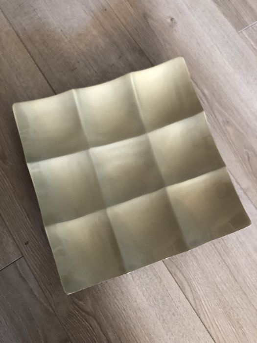 Фруктиера в златен цвят