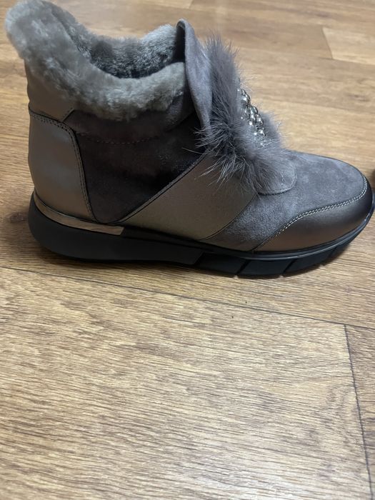 Продам кроссовки новые зимние