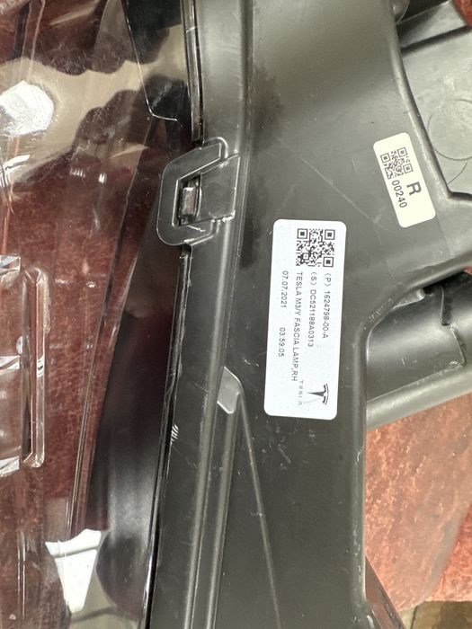 Тесла модел 3 халоген