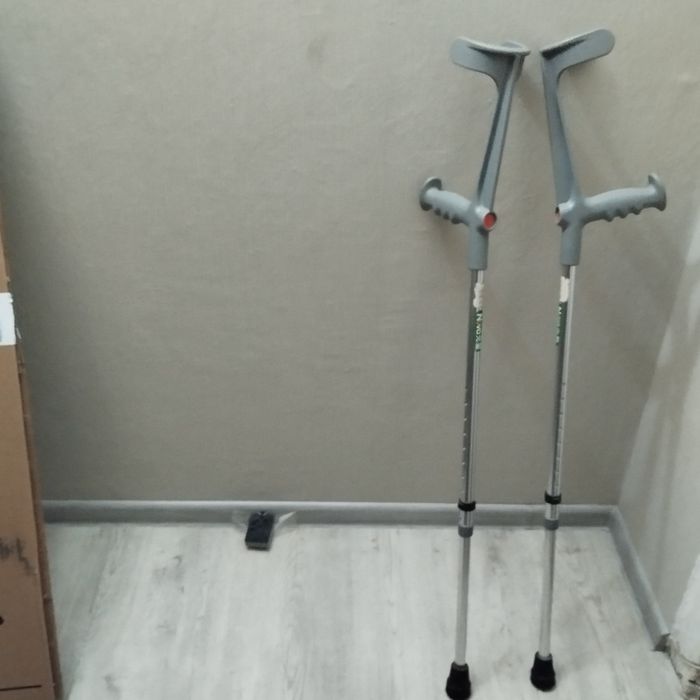 Продам костыли ,с подлокотником.