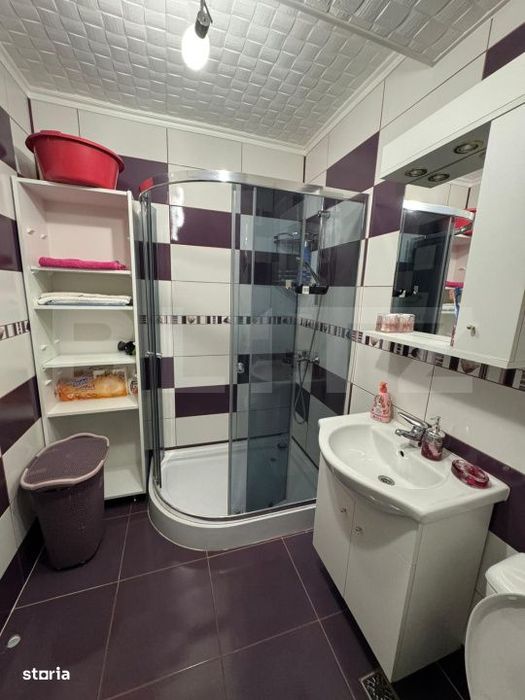 Apartament 2 camere, decomandat, parcare, zona Teilor
