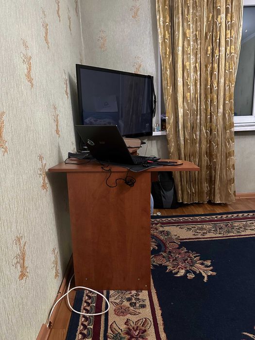 Срочно продам компьютерный стол со встроенными ящиками