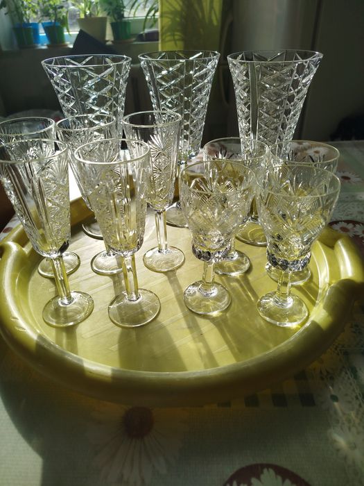 Фужеры и рюмки хрустальные.