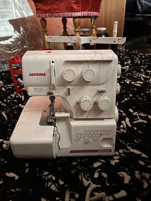 Продам оверлок Janome, почти новый