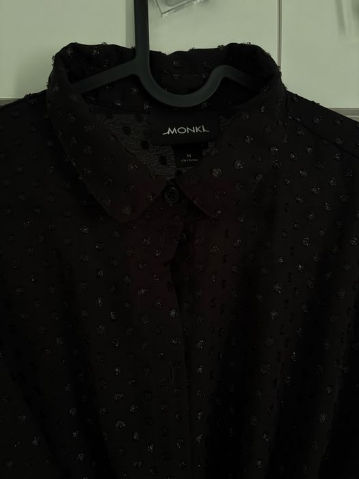 Дамска риза с дълъг ръкав.