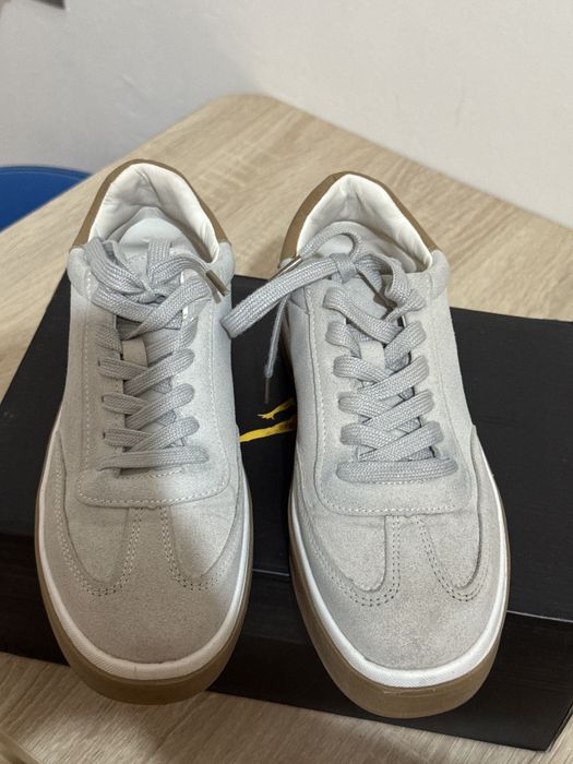 Кроссовки стильные почти новые