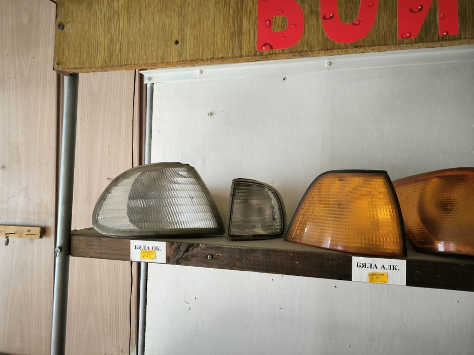 Стопове за автомобили и един комплект фарове за форд