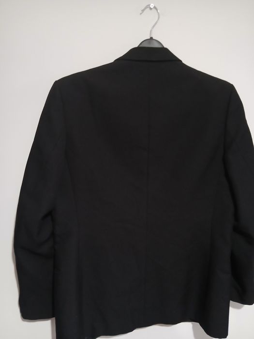 Sacou negru barbati marimea 46-48 sau M-L in stare perfecta
Dimensiuni:
- latimea intre umeri 46 cm
- latimea intre axile 52 cm
- circumferinta bust 1