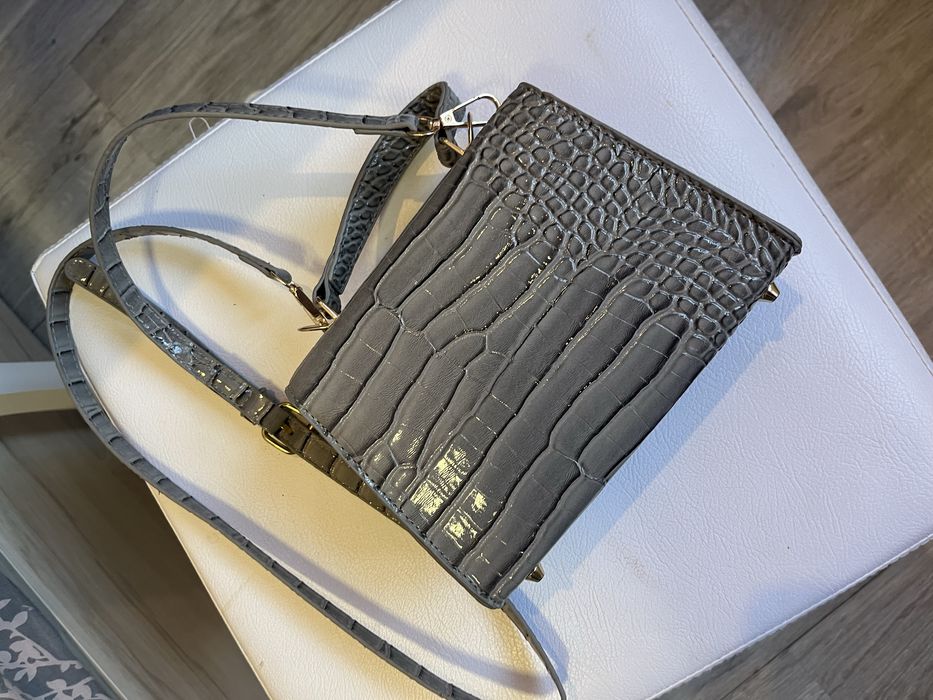 Дамска чанта в сив цвят