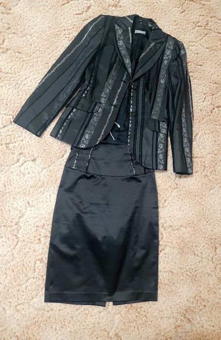 Vând costum elegant