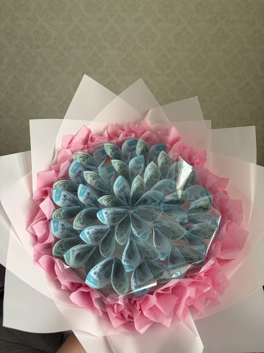 Денежные букеты и торт из денег