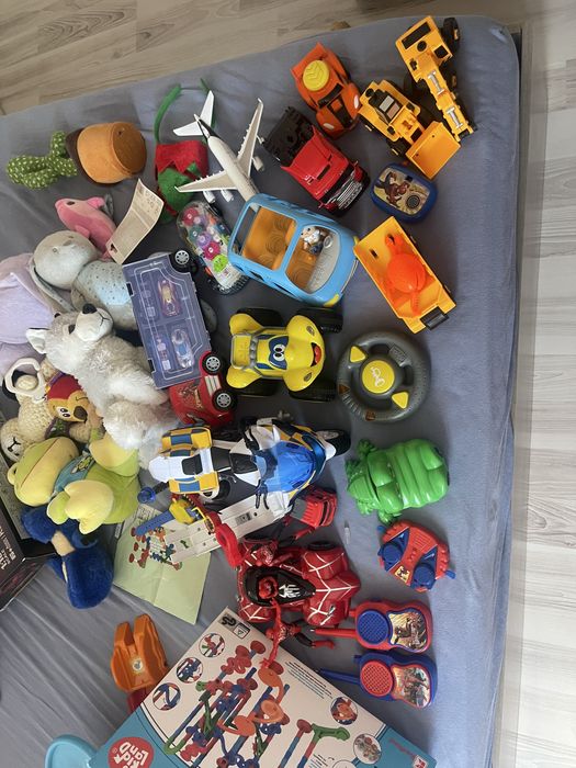 Лот с играчки. Писта vtech, lego, писта с топчета, плюшени играчки и много други колички