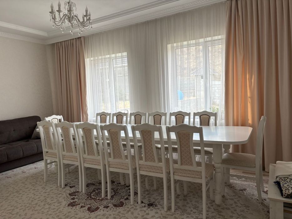 Продается комплект, стол со стульями: 1 стол 4 метра, 14 стульев