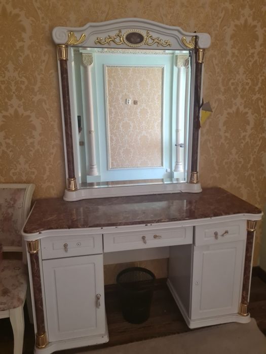 Продам спальный гарнитур белого цвета