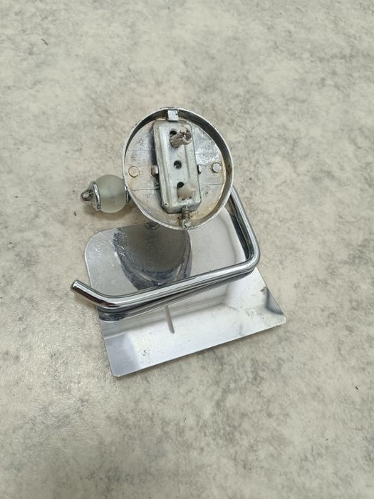 Держатель туалетной бумаги.