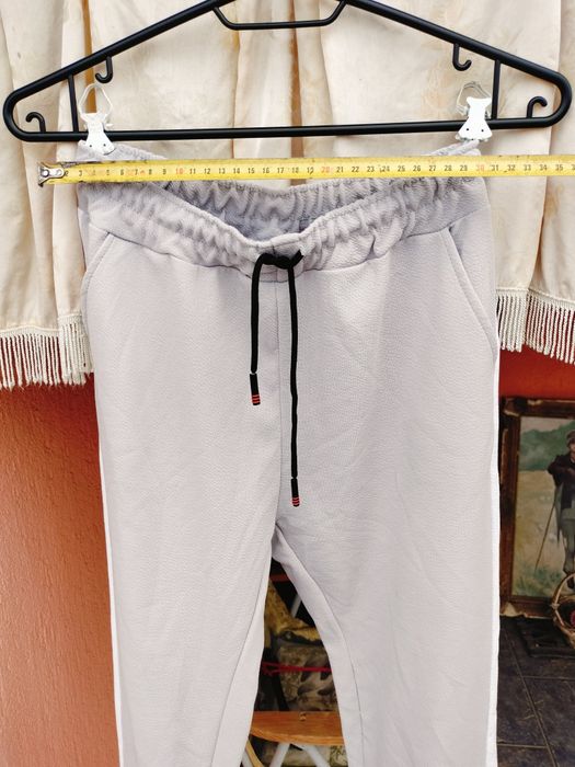 Pantaloni de trening damă – Gri deschis / Benzi albe laterale – Mărime M/L