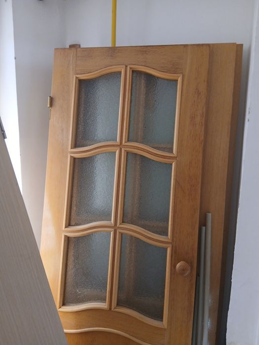 Есік сатам 5000тг бәр,і ақ екеуі бірге, сары үшеу