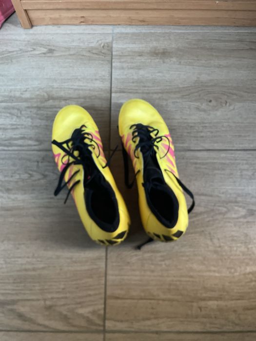 Ghete de fotbal cu crampoane