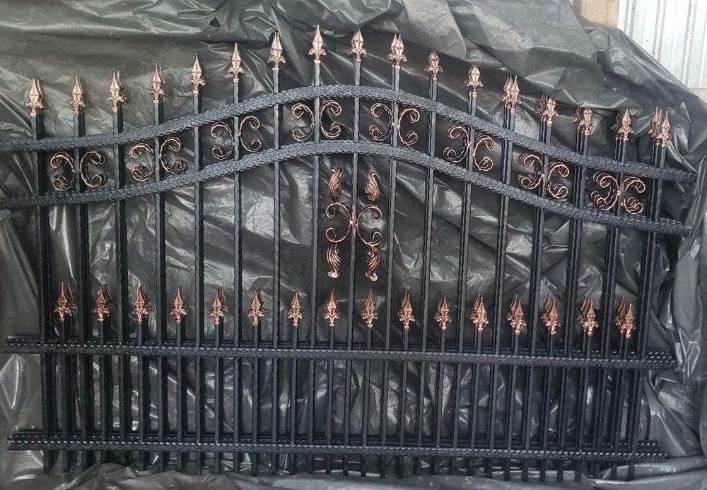 Plase de gard + portiță metalică – model elegant