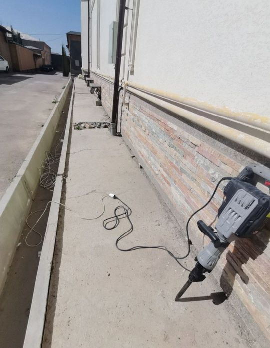 Ломаем старый бетон стяжку любой сложности !!! Перфораторщик !!!