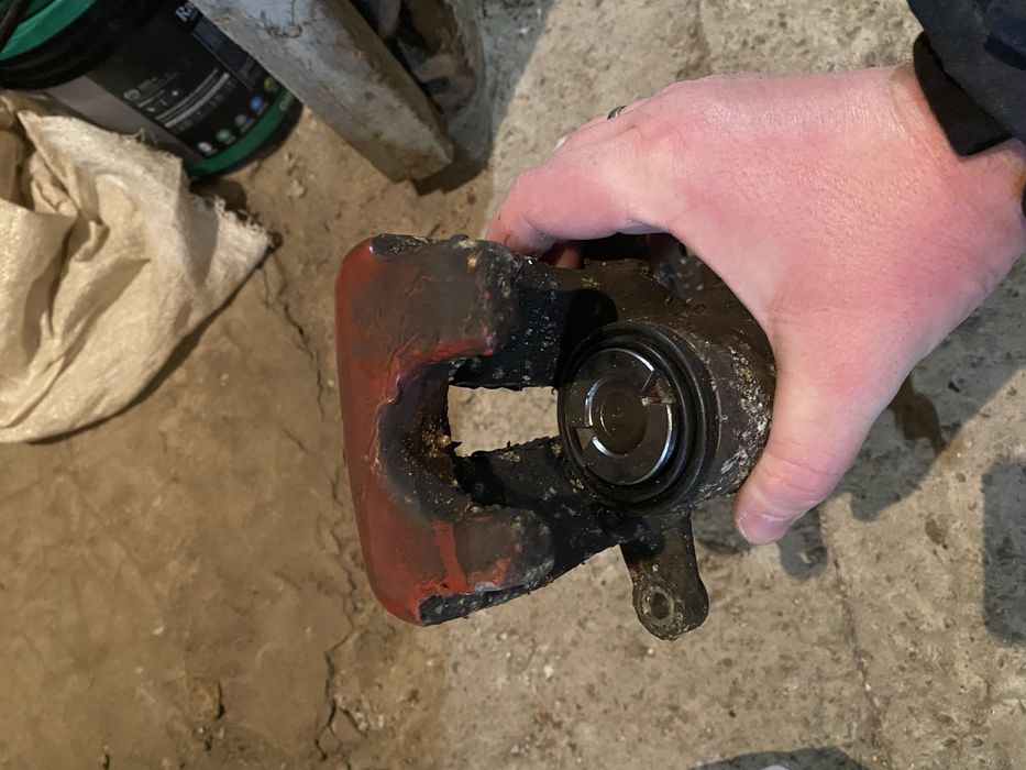 Продавам комплект  дискове и задни апарати за Фолксваген Туран 2004