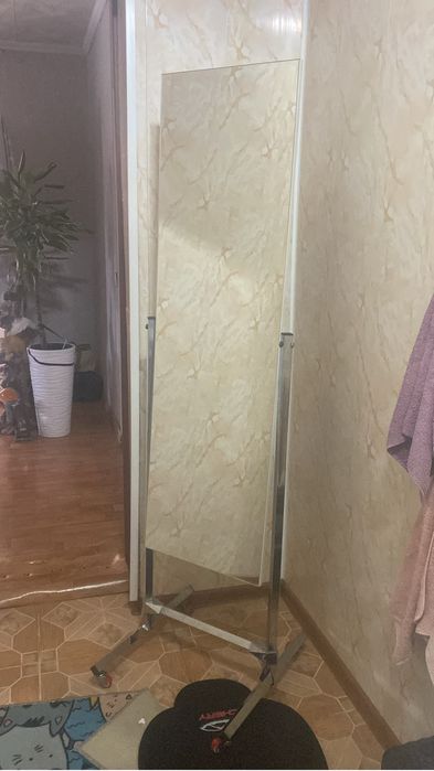 Зеркало на колесиках в отличном состоянии