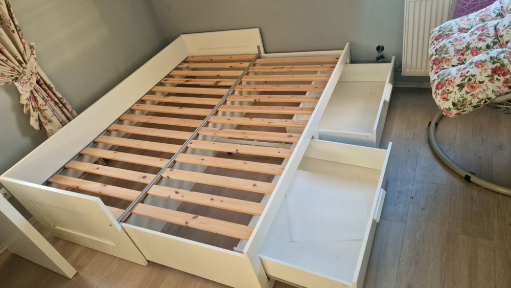 Vand pat 1m lățime, pe 2m lungime extensibil, adica se  desface inca 1 m lațime. 2m/2m