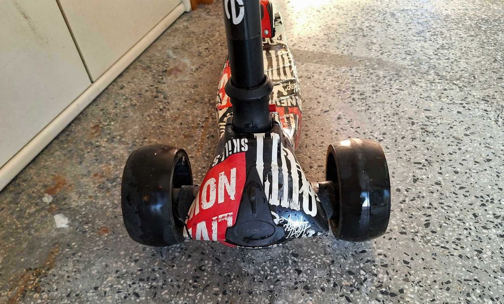 Тротинетка със светещи гуми Kikkaride