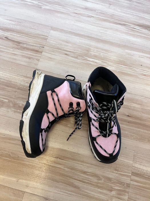 Куртка и обувь для девушки