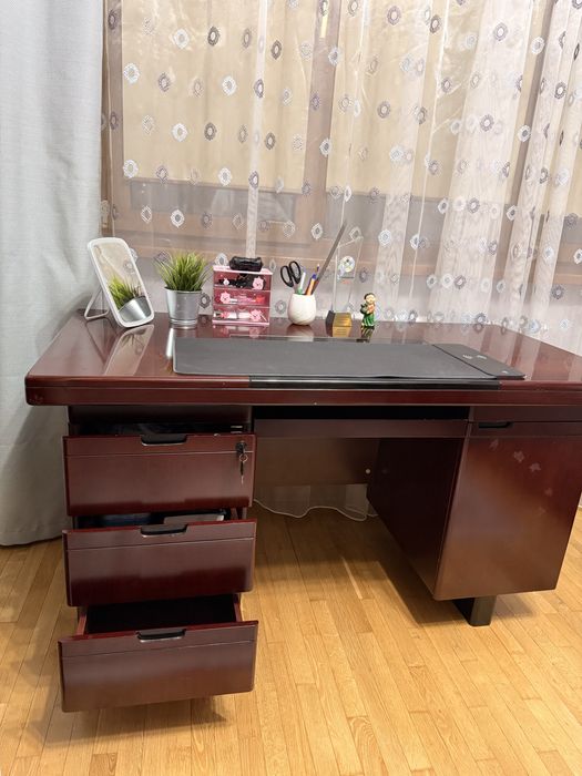 Стол письменый, в хорошем качестве