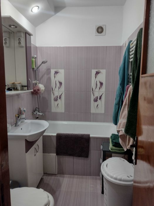 Vând urgent apartament 2 camere etaj 1,semidecomandat, micro 1